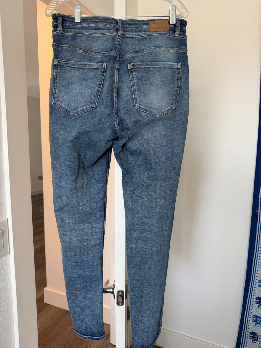 BKE Women's Skinny Jeans in Medium Blue Wash - Picture 2 of 2